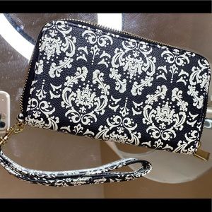 Small damask black and white wristlet